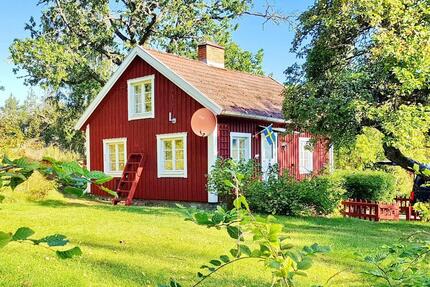 Typisch rot-weißes Schwedenhäuschen 