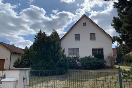 Gepflegtes Einfamilienhaus mit Garten, Doppelgarage und Carports - Schmidgaden