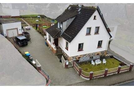 Familienhaus mit großem Garten, Baupotenzial in ruhiger Lage von Waldsolms-Brandoberndorf