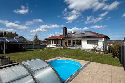 Haus mit traumhaften Garten, Gewerberäumen und großer Garage - Rotthalmünster