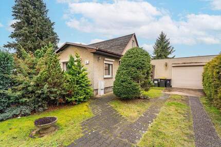 Doppelhaushälfte mit Nebengebäuden in Berlin-Biesdorf