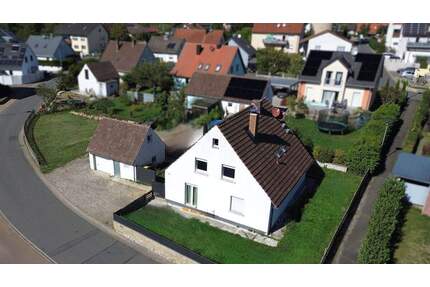 Gepflegtes Zweifamilienhaus in sehr guter Lage von Kist mit Garten, Garage und Stellplätzen