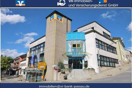 Zentral gelegenes Bank-Bürogebäude mit einem Wohn- und Geschäftshaus in 94078 Freyung