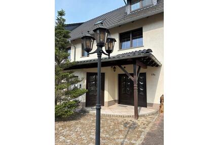 Einfamilienhaus mit großem Grundstück, Garagen und viel Potenzial - Ebersbach