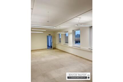 Moderne Gewerbehalle mit Bürofläche und Rolltor in Bentwisch bei Rostock