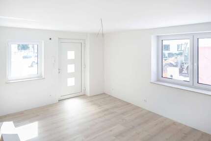 Hochwertig sanierte 2-Zimmer-Wohnung mit eigenem Eingang und Hofterrasse - Esslingen am Neckar