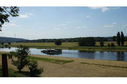 Premium-Baugrundstück in Dresden am Elbhang mit Elb-Panorama mit medialer Erschließung und Baugenehmigung
