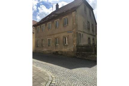 Sanierungsbedürftiges Mehrfamilienhaus in Toplage - Scheinfeld