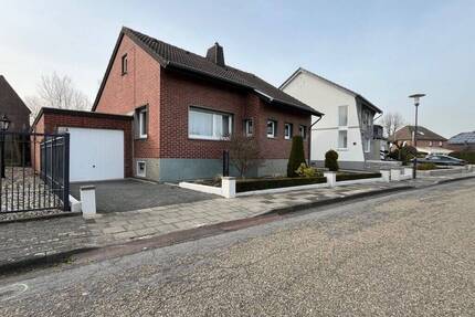 Freistehendes Einfamilienhaus mit Garage im Charakter eines Bungalows - Geilenkirchen Bauchem
