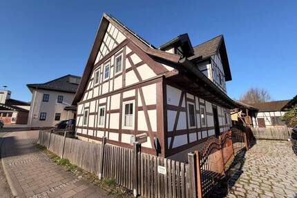 Individuelles Einfamilienhaus mit Nebengebäude in Weitramsdorf