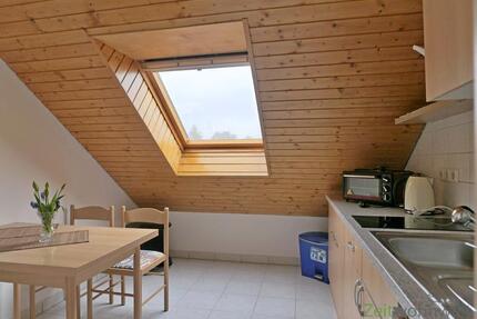 (EF1025_M) Dresden: Ockerwitz, preiswerte möblierte Dachwohnung mit Balkon und Grundreinigung, WLAN