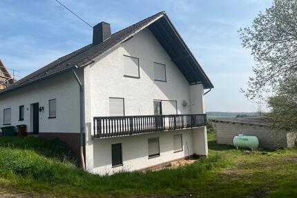 Wohnhaus mit Garage und Schuppen - Asbach