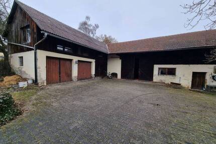Großes Grundstück mit renovierungsbedürftigem Wohnhaus, Stall und Garagen - Fensterbach Knölling