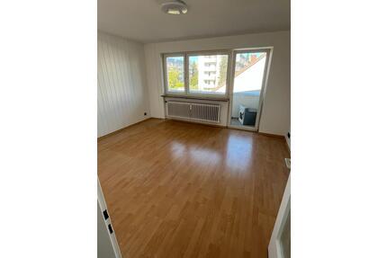 Neu renovierte Wohnung, zwei Stockgebäude 2 Zimmer + Essbereich - Germering