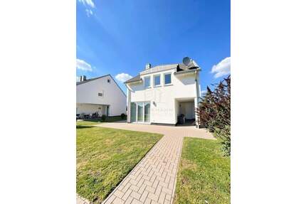 Strandnahes Einzelhaus mit 4 Zimmern, Gäste-WC, Abstellkammer und zwei Stellplätzen mit Garten - Börgerende-Rethwisch