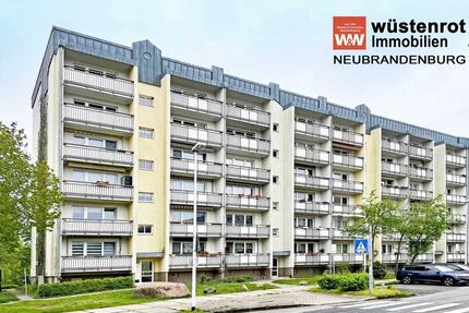 MIT EINBAUKÜCHE UND BALKON: RENOVIERTE UND HELLE DREI-RAUM-WOHNUNG MIT KELLERRAUM - Neubrandenburg