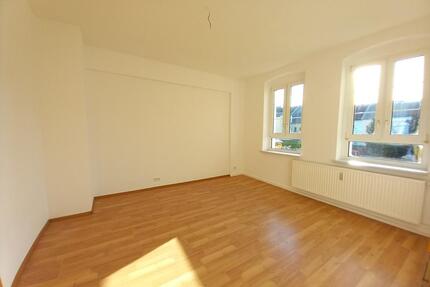 Lichtdurchflutete 4-Zimmer Wohnung im ersten OG nahe Simmel in Glauchau