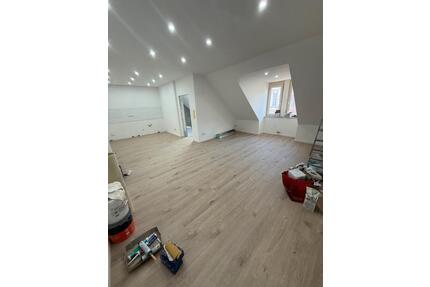 ERSTBEZUG!! Helle & kernsanierte DG-Wohnung in 66121 zu vermieten - Saarbrücken Eschberg