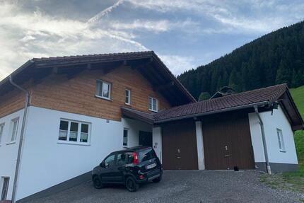 Haus mit Grünfläche, 2 Balkonen und Garage - Oberstdorf
