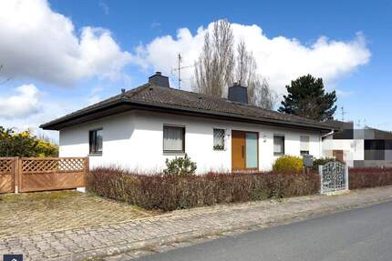 Platz für Familie & Freizeit: Freist. Walmdachbungalow, Sauna, herrl. Grundstück, Garage - Hünfelden Kirberg