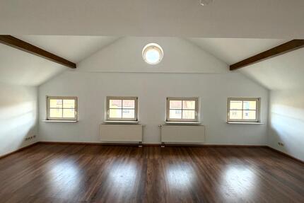 Traumhafte 3-Raum-Dachgeschosswohnung in ruhiger Bestlage – eine ganze Etage für Sie allein! - Gera