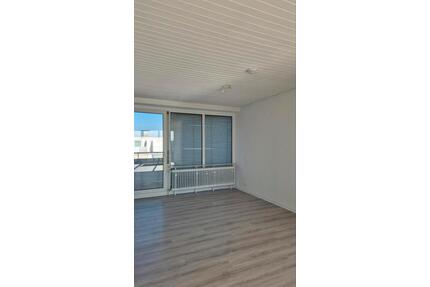 Penthouse 1,5 -Zimmer mit 2 Balkone und Stellplatz - Oberhausen-Rheinhausen