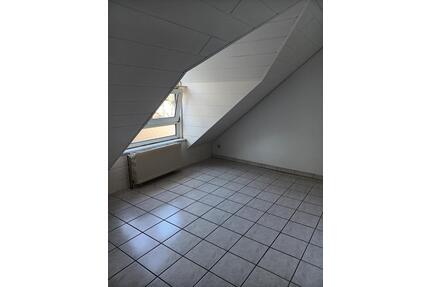 Schöne Dachgeschosswohnung in Schwalbach inkl. Küche zu vermieten