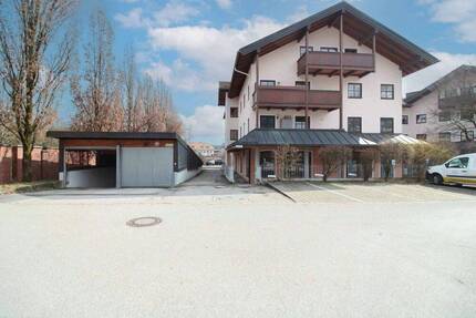 Zentral & gepflegt: 2-Zimmer-Wohnung mit 2 Balkonen, TG & Aufzug in Feldkirchen-Westerham