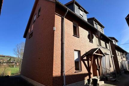 Charmante Doppelhaushälfte mit Garage, Nebengebäude und Garten - Freden