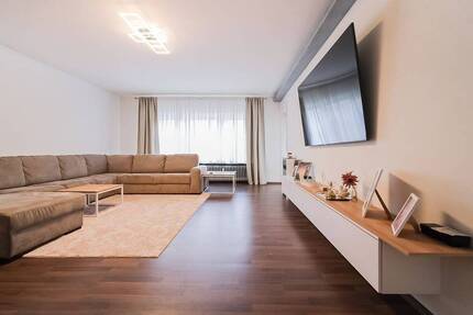 Moderne 4-Zimmer-Wohnung mit Einbauküche und Garage in 91154 Rothaurach