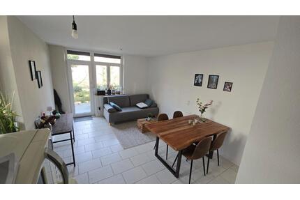 Schöne möblierte 1,5-Zimmer-EG-Wohnung mit Balkon - Höchberg