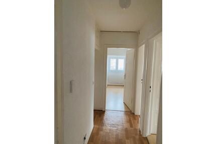 3-Zi.-DG-Wohnung mit Aussicht über Stuttgart, Garten & EBK