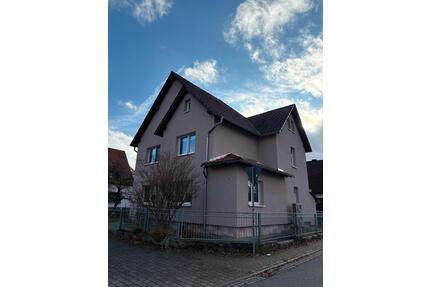 Saniertes Haus mit Wärmepumpe, Garage & Nebengebäude - Breitungen/Werra