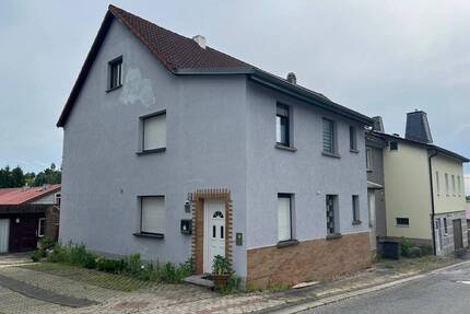Zweifamilienhaus mit großzügigem Grundstück und Entwicklungspotenzial - Eisfeld Waffenrod