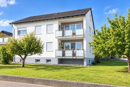 Großzügige 5-Zimmer-Wohnung im EG mit Garage, Stellplätzen - Westhausen