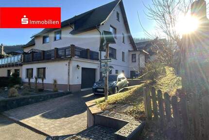 Großzügige Doppelhaushälfte mit Einliegerwohnung - Sitzendorf