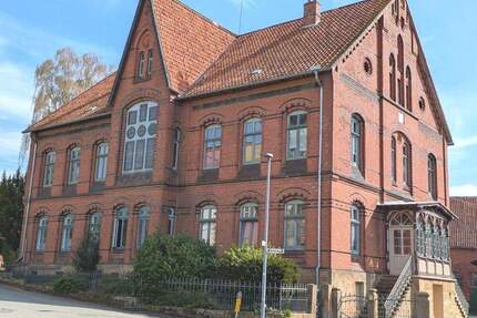 Verkaufsangebot für ein historisches Hofgut, ca. 450 m² Wohnfläche, 4 WE zzgl. Stallungen, eigenes Grundstück von ca. 2.938 m² in 31167 Schlewecke - Bockenem