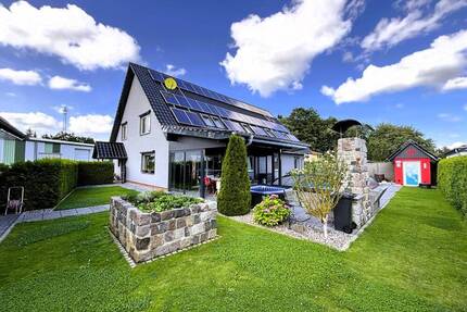 hochwertiges Wohnhaus mit ELW, Pool, Saunahaus, Garagen und großer Halle in Neustrelitz