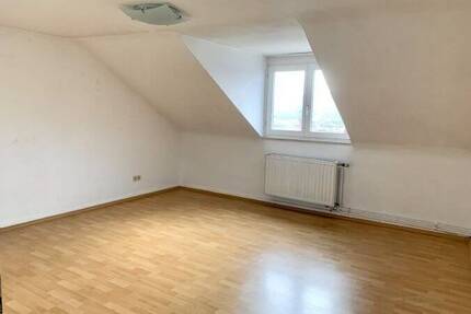 Röpke + Partner Immobilien: Kleine, gemütliche 4-Zimmer-Dachgeschosswohnung ohne Balkon in angenehmer Nordstadtlage! - Pforzheim