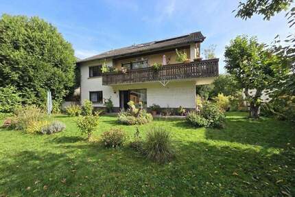 Zweifamilienhaus - geteilt in 2 ETW - in ansprechender Lage von Bad Emstal