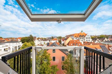 Sanierte, möblierte 2-Zimmer-Dachgeschosswohnung - Augsburg Oberhausen