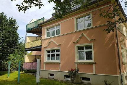 ländliche 4- Raumwohnung mit Balkon und Außenstellplatz in Reichenbach !