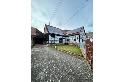 Kleines Einfamilienhaus mit Scheune, Garten und Photovoltaik - Hasloch
