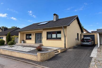 Freistehender, modernisierter Bungalow in Alsdorf-Zopp