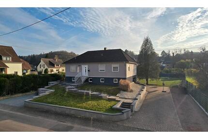 Moderner freistehender Bungalow mit gr. Grundstück in bester Lage - Merzig