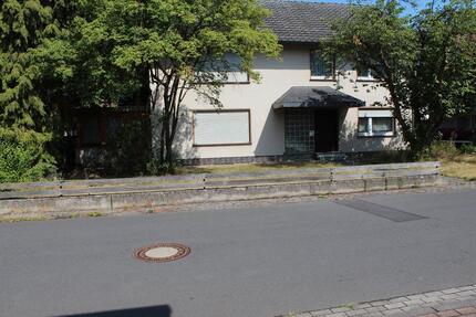 Zwei-Familienhaus mit Nebengebäuden und großzügigem Grundstück - Niederaula