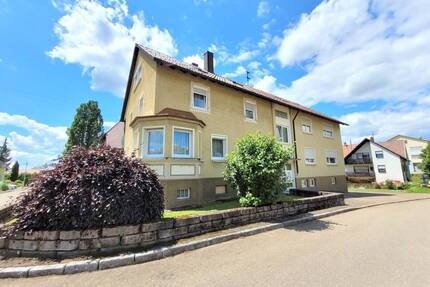 **NEU** 3 Zimmer- Obergeschosswohnung mit Garage und Balkon + Gartenmitbenutzung - ab 01.07.26 - Gosheim