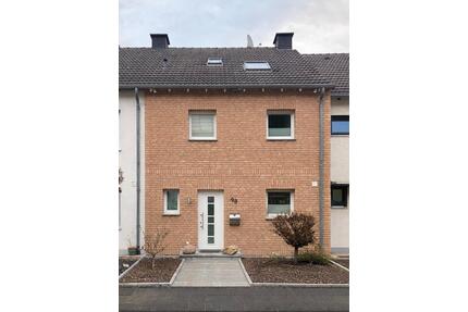 Saniertes Reihenhaus mit 5,5 Zimmern und großen Garten in Hennef - Hennef (Sieg)