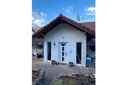 Moderne 2,5-Zimmer-Wohnung mit Garten in Zweifamlienhaus - Homburg