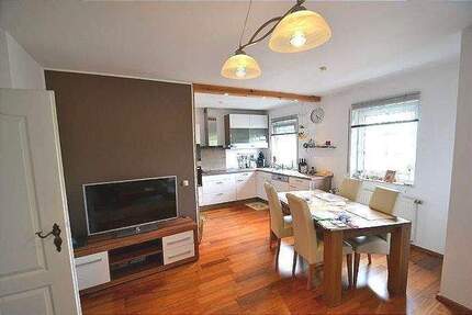 Frei ab 01.06.2026 2 Zimmerwohnung im Erdgeschoss Garage + Stellplatz Einbauküche Balkon mit Weitblick - Korlingen